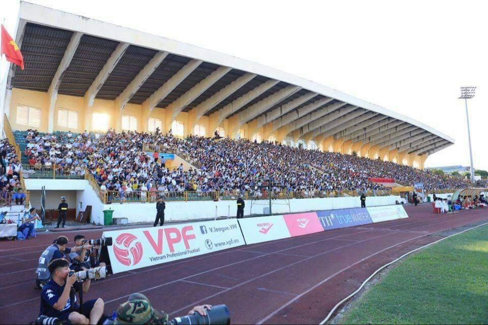 Báo Thái lại choáng với hình ảnh và số lượng khán giả tại V-League - 11 Báo Thái lại choáng với hình ảnh và số lượng khán giả tại V-League - 11