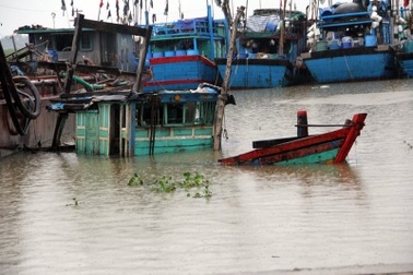 Ngư dân Hà Tĩnh nói gì về việc nhấn chìm thuyền "trốn" bão?