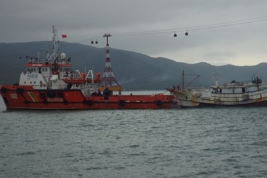 Cảnh sát biển Việt Nam cứu tàu cá cùng 6 ngư dân Trung Quốc