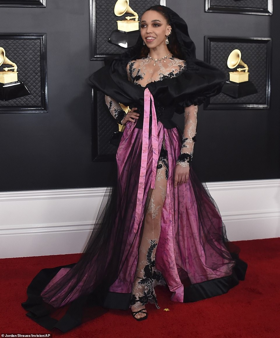 Những bộ cánh thảm họa trên thảm đỏ Grammy 2020 - 2 Những bộ cánh thảm họa trên thảm đỏ Grammy 2020 - 2