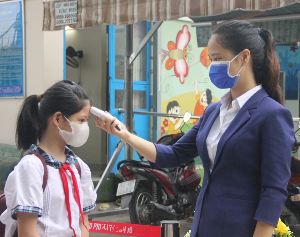 Học sinh tiểu học đi học lại: Chào cờ trong lớp, phụ huynh không vào trường - 1 Học sinh tiểu học đi học lại: Chào cờ trong lớp, phụ huynh không vào trường - 1