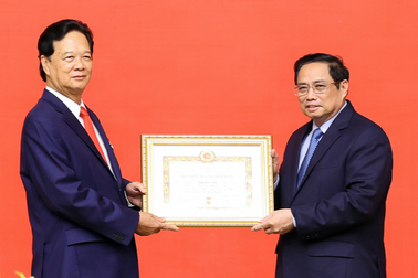 Nguyên Thủ tướng Nguyễn Tấn Dũng nhận Huy hiệu 55 tuổi Đảng