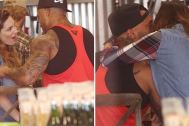 Kelly Brook ôm hôn người tình cơ bắp say đắm