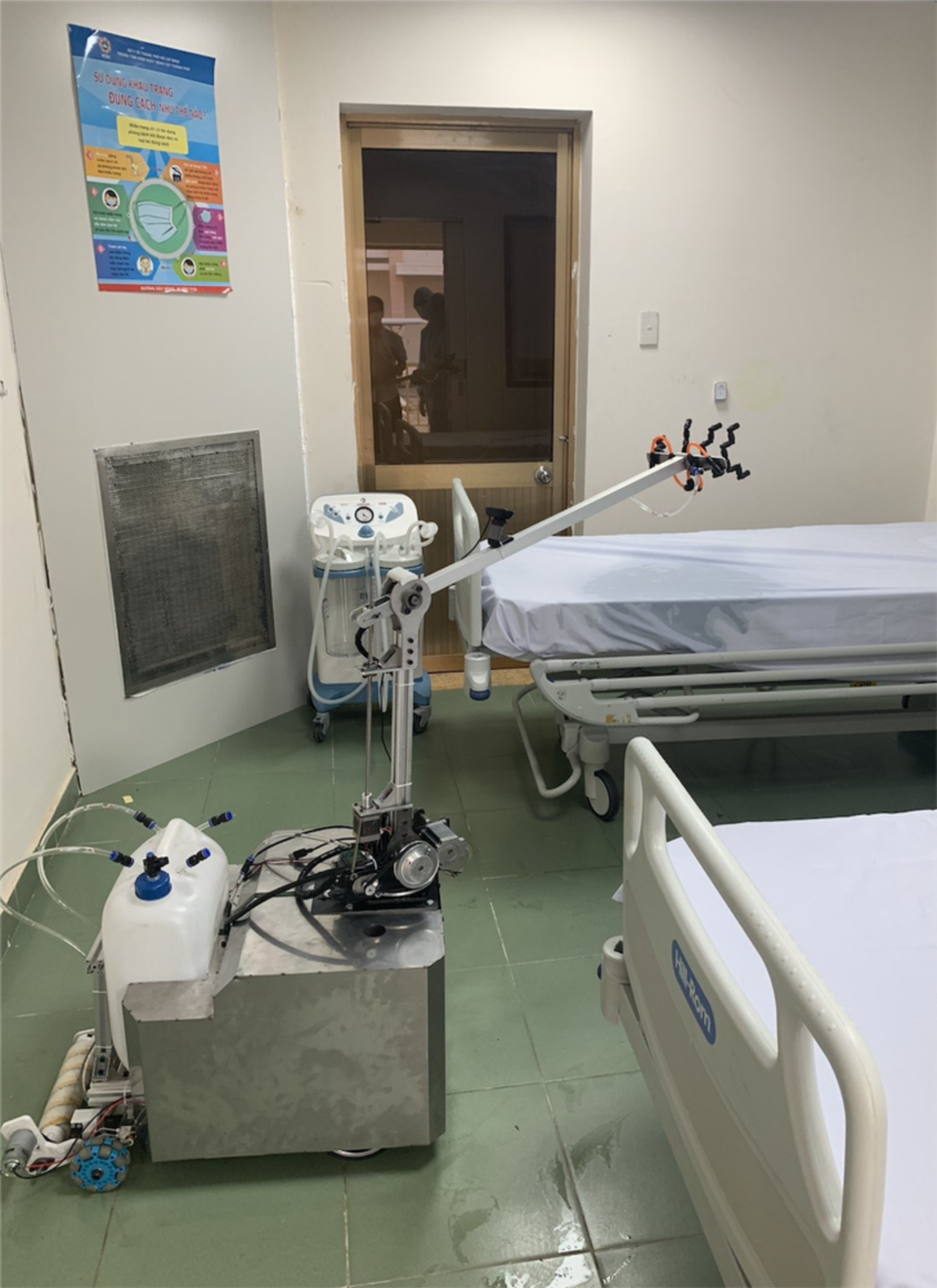 TPHCM: Robot khử khuẩn, làm vệ sinh phòng cách ly thay nhân viên y tế - 3 TPHCM: Robot khử khuẩn, làm vệ sinh phòng cách ly thay nhân viên y tế - 3
