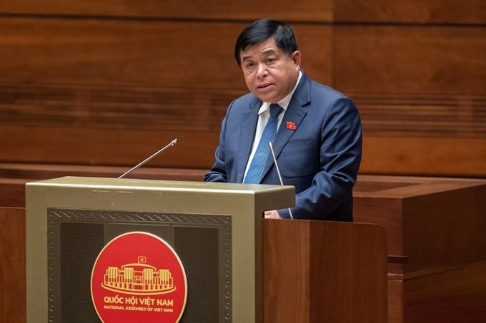 Bộ trưởng Bộ Kế hoạch và Đầu tư Nguyễn Chí Dũng trình bày tại Quốc hội.
