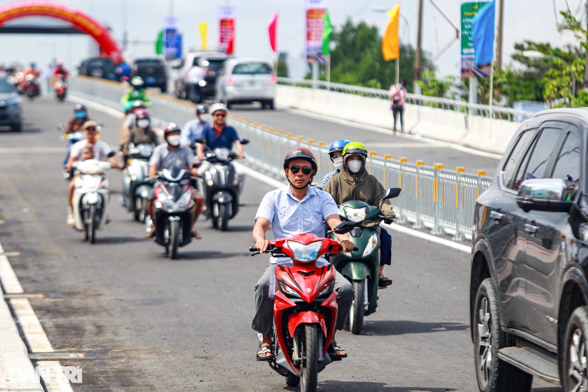 Người dân trên dưới cầu tươi như hoa khi cầu Long Kiểng thông xe - 7 Người dân trên dưới cầu tươi như hoa khi cầu Long Kiểng thông xe - 7