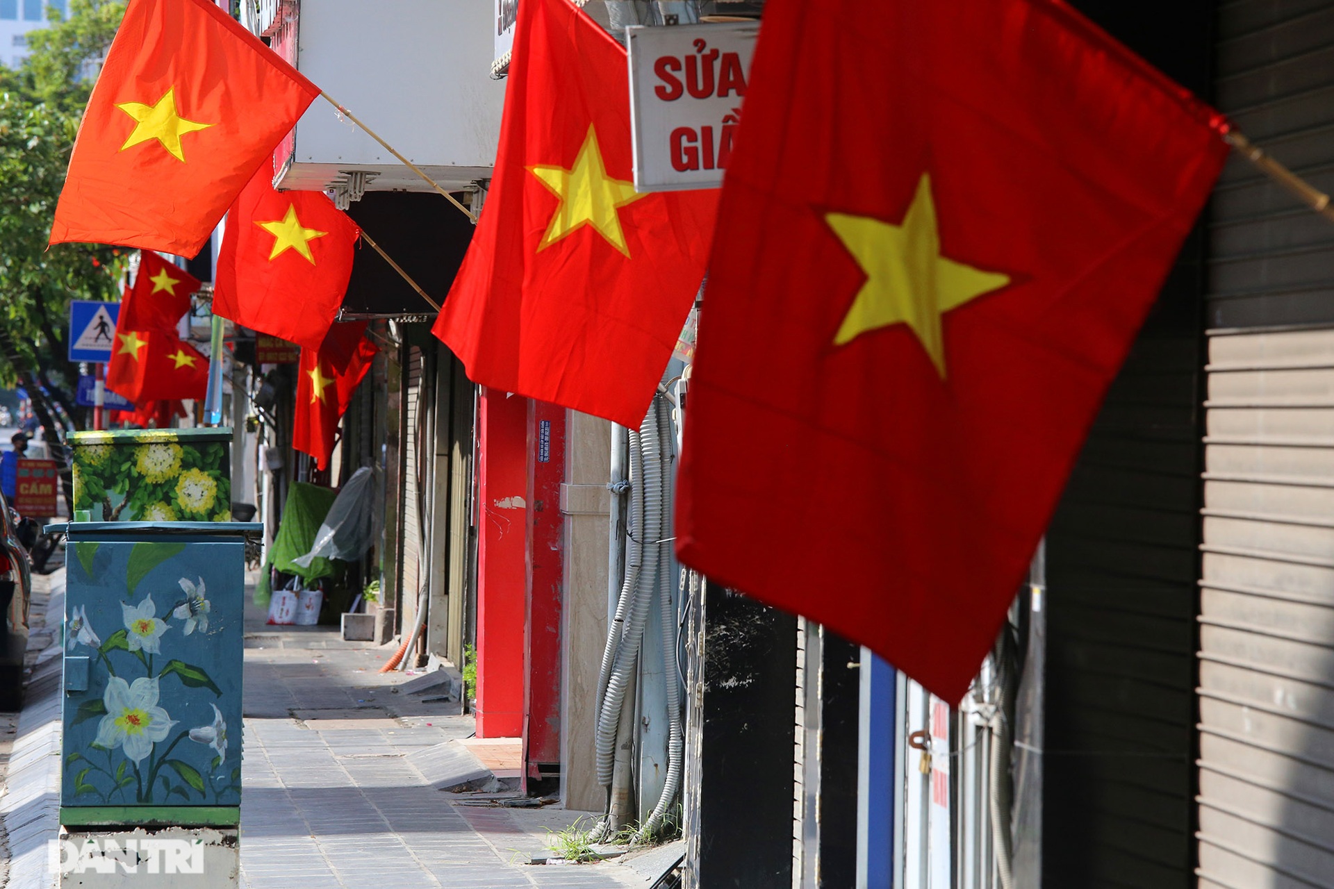 Quốc kỳ đỏ rực dịp kỷ niệm 2/9 trong thời điểm giãn cách xã hội - 15 Quốc kỳ đỏ rực dịp kỷ niệm 2/9 trong thời điểm giãn cách xã hội - 15