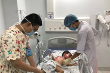 Với ca nước nóng trên bàn, bé trai bị bỏng toàn bộ vùng đầu, mặt