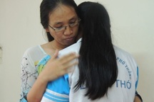 Tiếp tục đình chỉ giảng dạy với "cô giáo câm lặng" vì ném vở học sinh