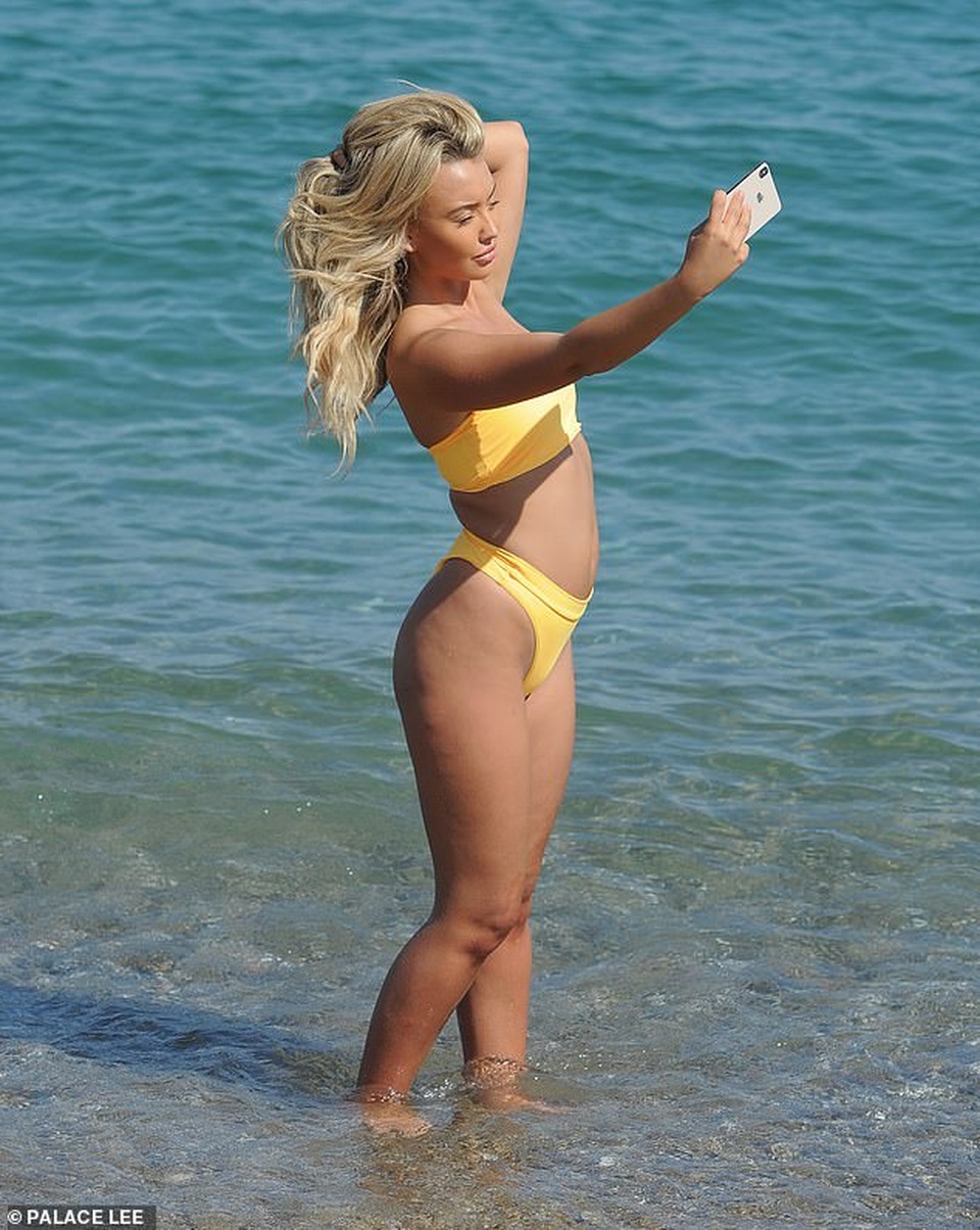 Người đẹp Anh rực rỡ với bikini vàng - 2