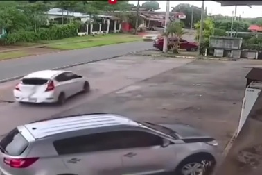 Ô tô gây náo loạn, nghi bị kẹt chân ga