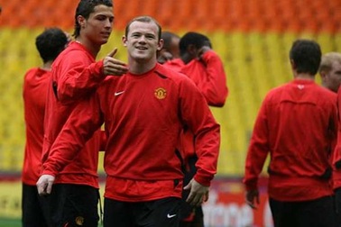 Rooney: “C. Ronaldo luôn thích làm dáng”