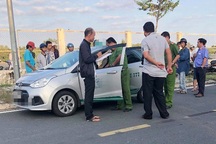 Điều tra tài xế taxi nghi bị khách cứa cổ ngay trên xe