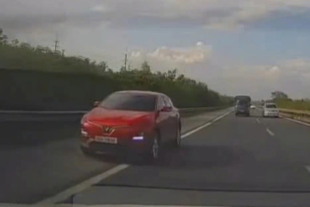 Phạt tài xế ô tô con đi vào làn khẩn cấp cao tốc, tạt đầu xe khác - 1 Phạt tài xế ô tô con đi vào làn khẩn cấp cao tốc, tạt đầu xe khác - 1