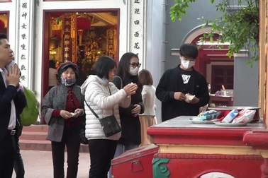 Phủ Tây Hồ tấp nập người đi lễ tạ ngày Rằm tháng Chạp