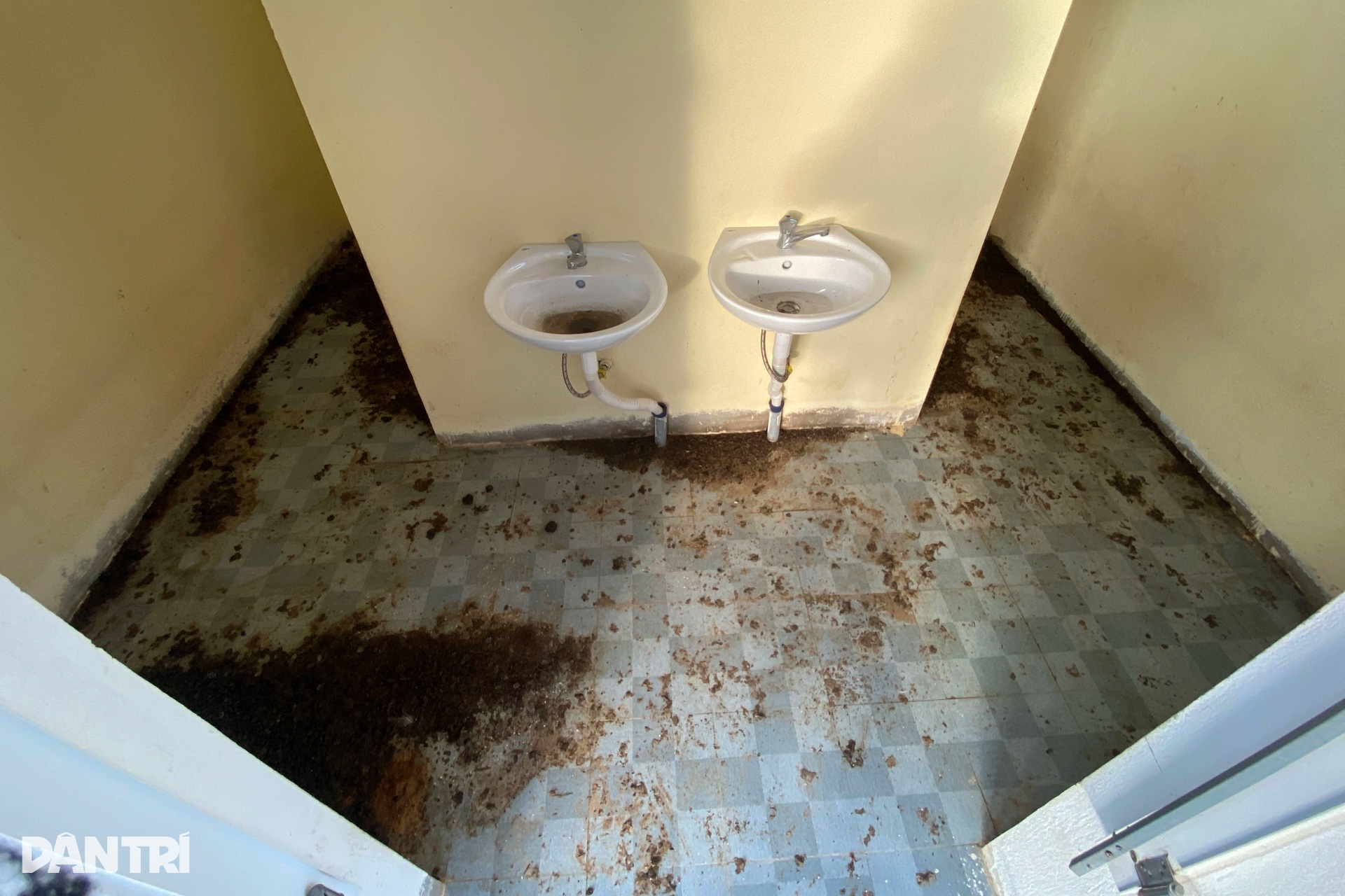 Nghĩa trang nằm trên đồi toàn đá khối, chưa hoàn thiện đã xói lở tan hoang - 9 Nghĩa trang nằm trên đồi toàn đá khối, chưa hoàn thiện đã xói lở tan hoang - 9