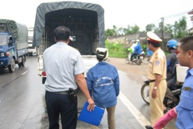 Đứng đợi xe buýt bị tàu hỏa cán chết 