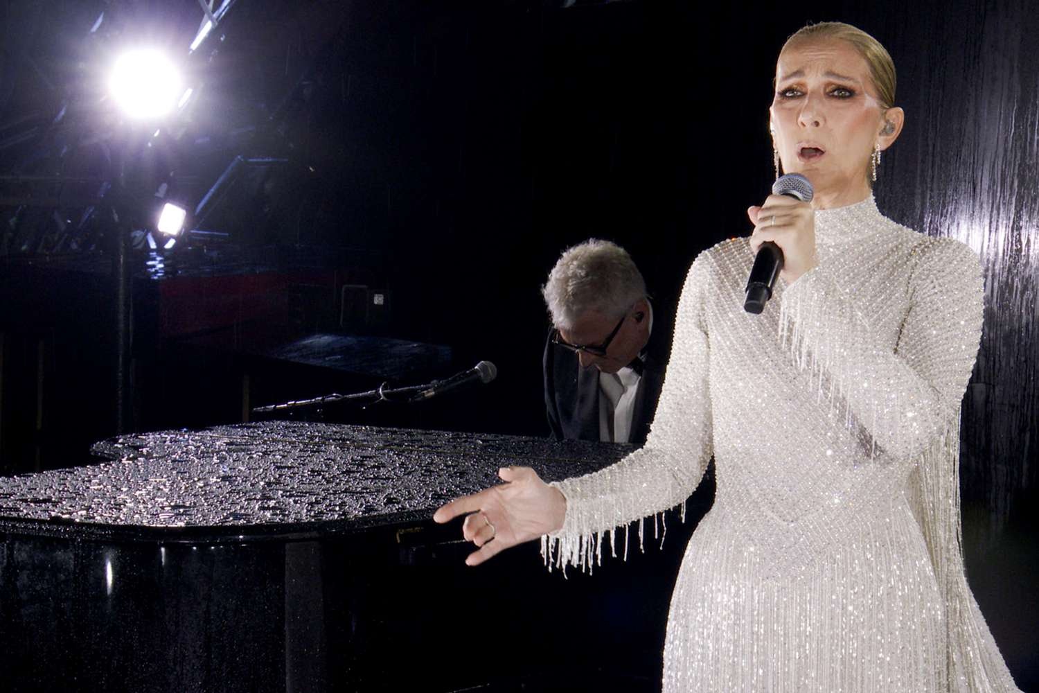 Lý do màn biểu diễn của Celine Dion đã "cứu" lễ khai mạc Olympic Paris 2024