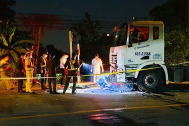 Lao thẳng vào đầu xe container, 2 anh em chết thảm