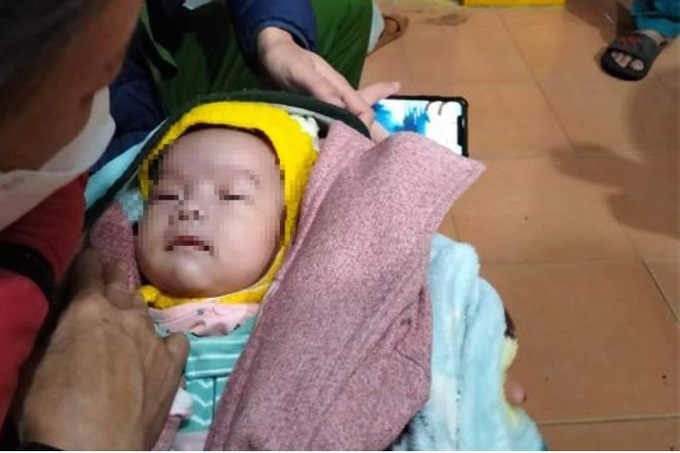 bé trai khoảng 2 tháng tuổi bị bỏ rơi trước tượng Quan Âm ở tỉnh Quảng Nam.