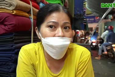 Người dân than trời, giao thông "chết đứng" vì lô cốt án ngữ giữa đường.