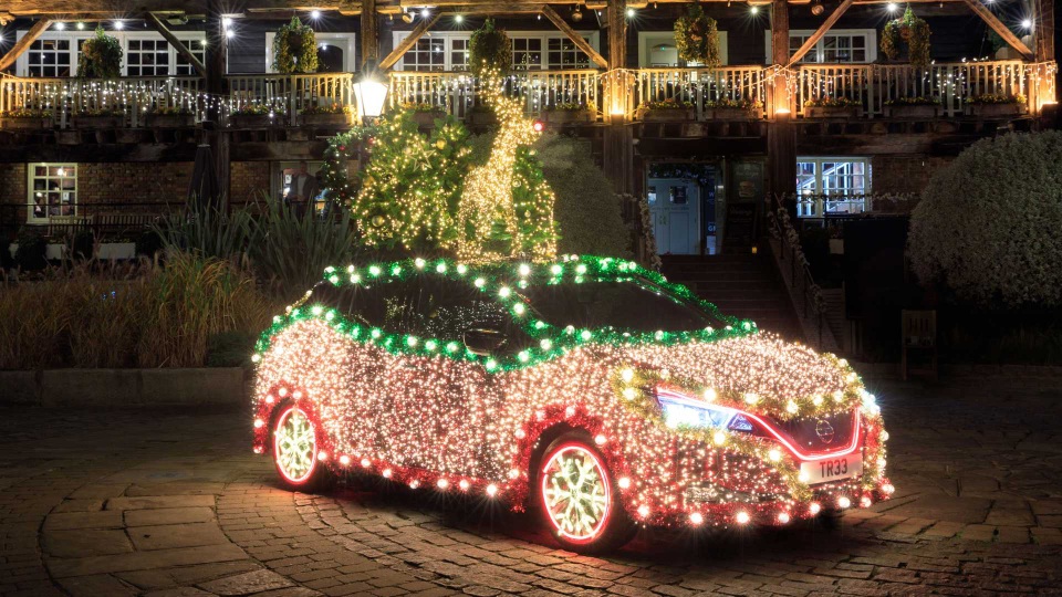 Có gì đặc biệt ở những chiếc Nissan Leaf được trang trí lung linh như cây thông Noel? - 2 Có gì đặc biệt ở những chiếc Nissan Leaf được trang trí lung linh như cây thông Noel? - 2