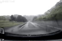 Lái xe "làm xiếc" khi trời mưa