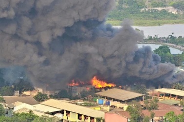 Cảnh sát thông tin về vụ cháy kho xưởng ở Hà Nội