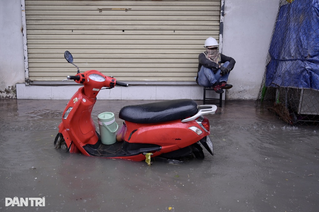 Mưa to kéo dài, nhiều tuyến đường ở TPHCM ngập sâu - 2