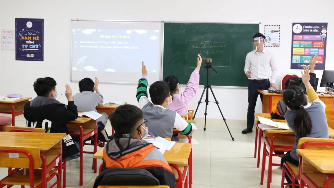Dạy online trong lớp offline: Giáo viên quay cuồng vì phải phân thân - 2 Dạy online trong lớp offline: Giáo viên quay cuồng vì phải phân thân - 2