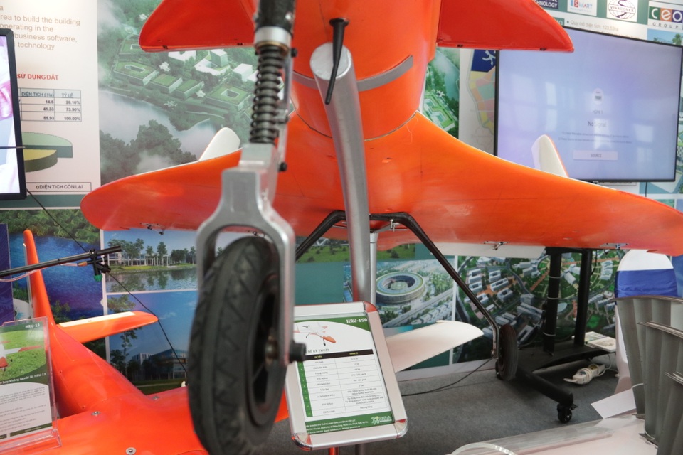 Cận cảnh siêu máy bay không người lái đạt tốc độ 300km/h - 4 Cận cảnh siêu máy bay không người lái đạt tốc độ 300km/h - 4