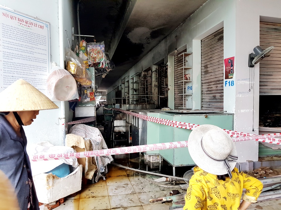 Đề nghị Bộ Công an điều tra vụ cháy gần 100 ki ốt chợ - 1 Đề nghị Bộ Công an điều tra vụ cháy gần 100 ki ốt chợ - 1