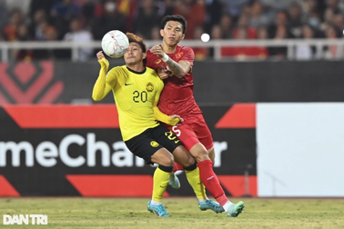 HLV Troussier không triệu tập Văn Hậu cho hai trận gặp Indonesia