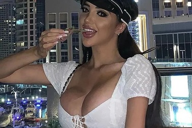 Chloe Khan liên tục khoe ngực ngoại cỡ