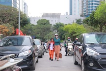 Không có biển cấm, công an khó xử lý ô tô đỗ tràn lan trước cổng trường