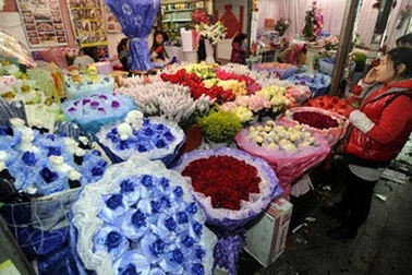 Lễ tình nhân: 2 triệu đồng 1 bông hồng mạ vàng 