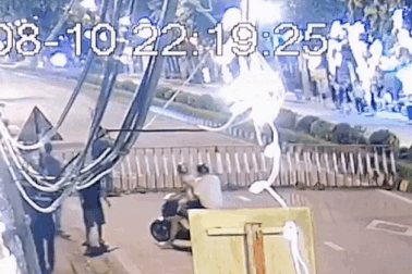 Hai đối tượng lạng lách, đánh võng, đâm thẳng rào chắn của công an