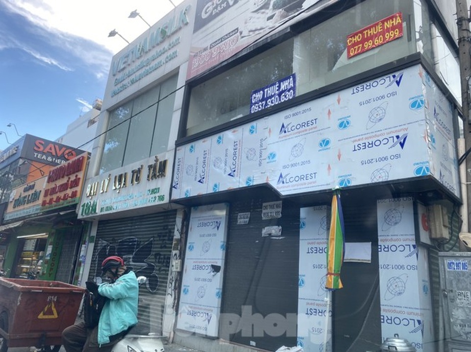 Nhà phố tiền tỷ thi nhau đóng cửa, treo biển cho thuê ở trung tâm Sài Gòn - 18 Nhà phố tiền tỷ thi nhau đóng cửa, treo biển cho thuê ở trung tâm Sài Gòn - 18