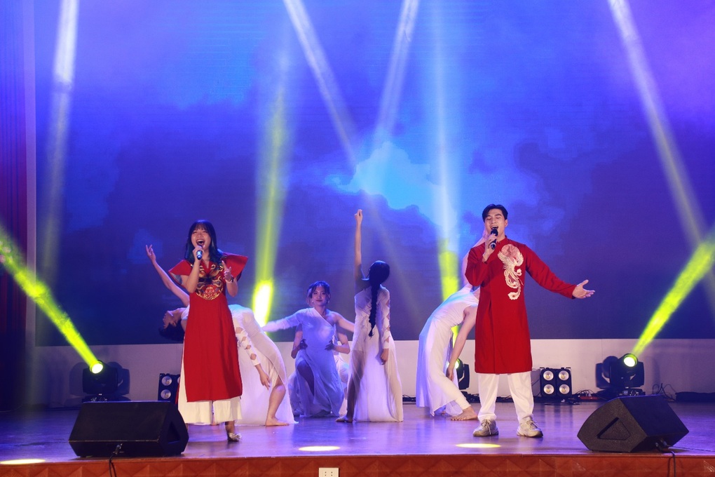 Bùng nổ đêm nhạc chào tân sinh viên tại Học viện Báo chí và Tuyên truyền - 2 Bùng nổ đêm nhạc chào tân sinh viên tại Học viện Báo chí và Tuyên truyền - 2
