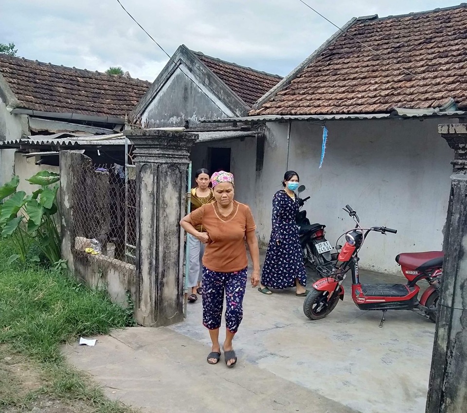 Nằm trước nhà nguyên phó công an huyện đòi tiền: Cả xóm làm đơn kiến nghị - 4 Nằm trước nhà nguyên phó công an huyện đòi tiền: Cả xóm làm đơn kiến nghị - 4