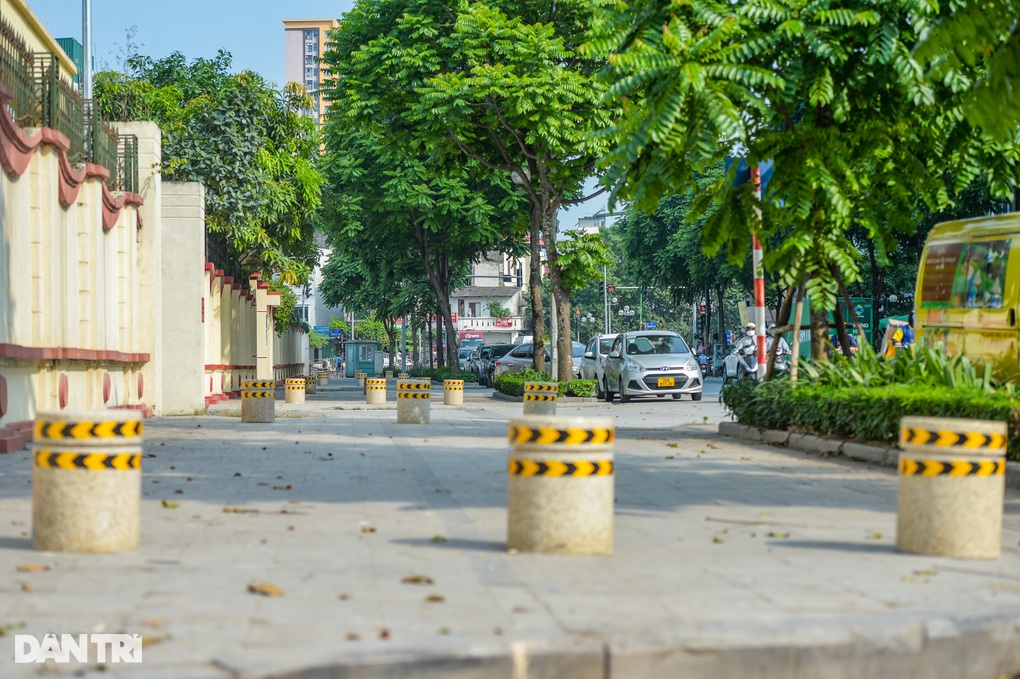 Hà Nội: Lắp hàng loạt trụ đá trên vỉa hè để ngăn chặn ô tô dừng, đỗ - 1 Hà Nội: Lắp hàng loạt trụ đá trên vỉa hè để ngăn chặn ô tô dừng, đỗ - 1