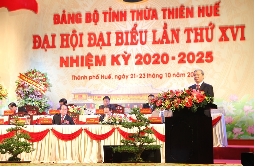 Đại hội Đảng bộ TT-Huế dành phút mặc niệm nạn nhân mưa lũ miền Trung - 3 Đại hội Đảng bộ TT-Huế dành phút mặc niệm nạn nhân mưa lũ miền Trung - 3