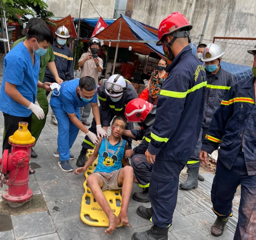Hà Nội: Hàng chục cảnh sát đục tường giải cứu cháu bé bị mắc kẹt - 6 Hà Nội: Hàng chục cảnh sát đục tường giải cứu cháu bé bị mắc kẹt - 6