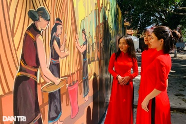 Du khách thích thú check-in phố bích họa độc đáo ở Buôn Ma Thuột