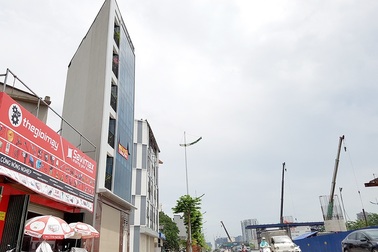 Nhà siêu mỏng, siêu méo "tái xuất" theo đường mới mở giữa Thủ đô