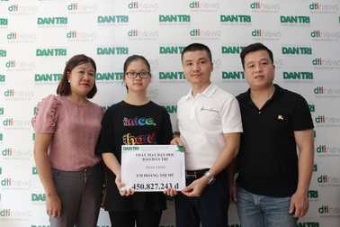 Trao 450 triệu đồng do bạn đọc giúp đỡ tới “Cô bé thay mẹ nuôi 2 em thơ”