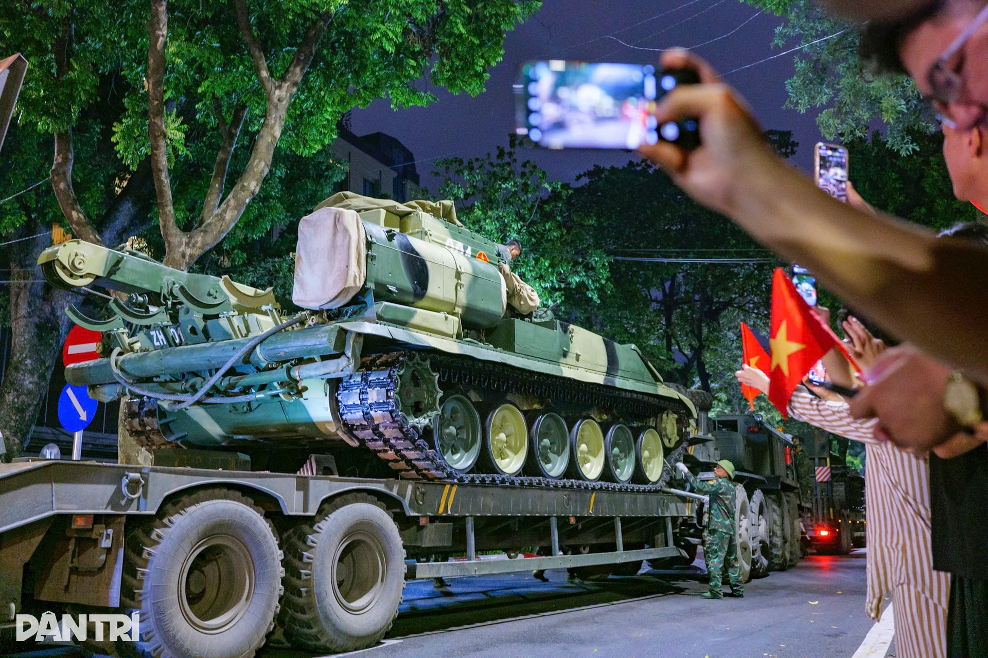 Người dân reo hò chào đón dàn xe pháo quân sự tiến vào thủ đô - 15