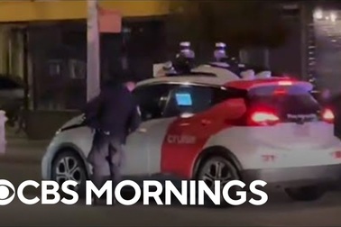 Pha xử lý ấn tượng của chiếc xe tự lái bị cảnh sát "tuýt còi" giữa đường