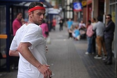 Gặp gỡ chàng trai chạy giật lùi nhanh nhất thế giới