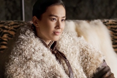 Nữ thổ phỉ gây sốt trong “Bên tóc mai không phải hải đường hồng”